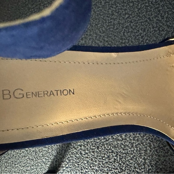 BCBGeneration Black and Blue Heels with Striking Design - Picture 4 of 5
